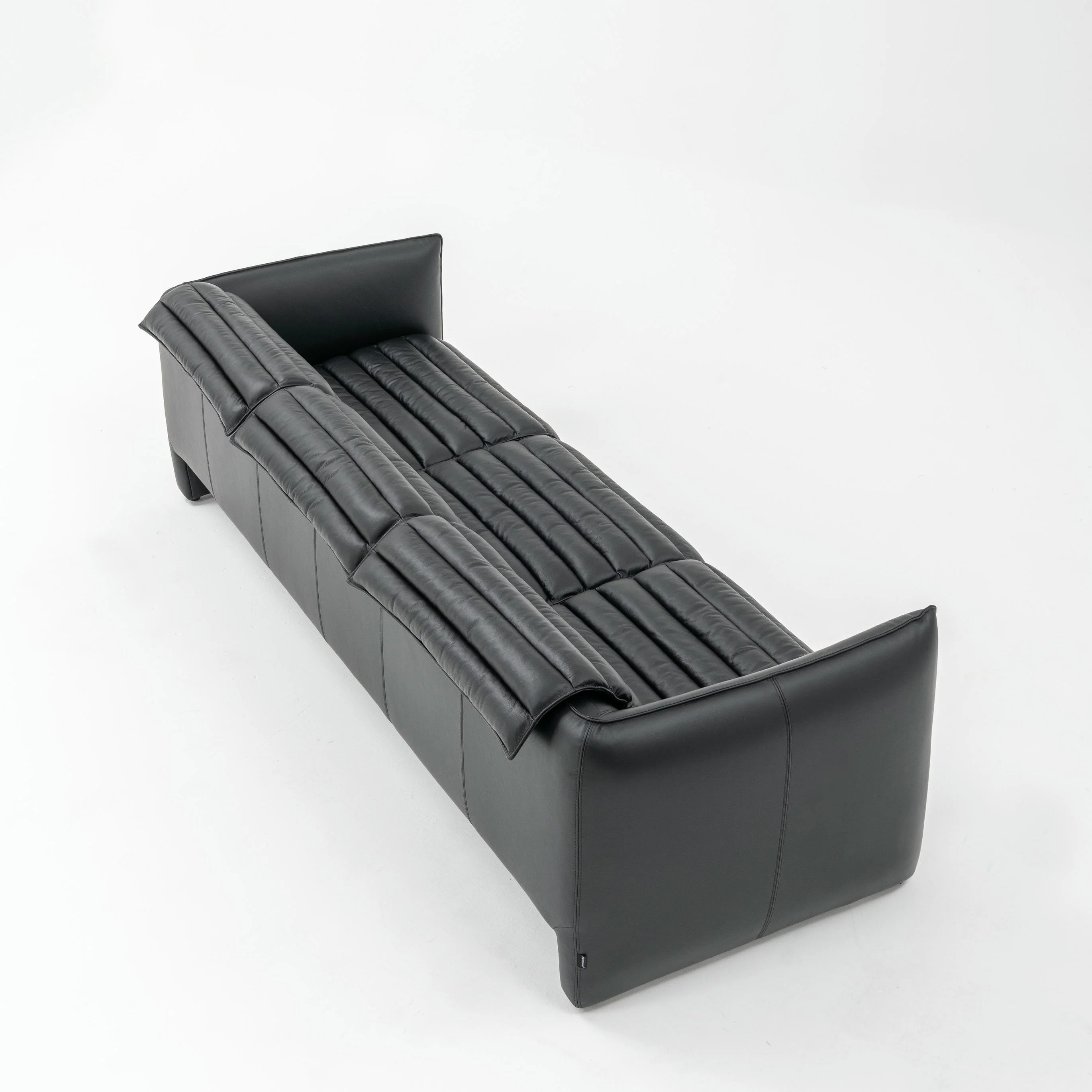 Airframe Sofa 4 Seater - Image 11