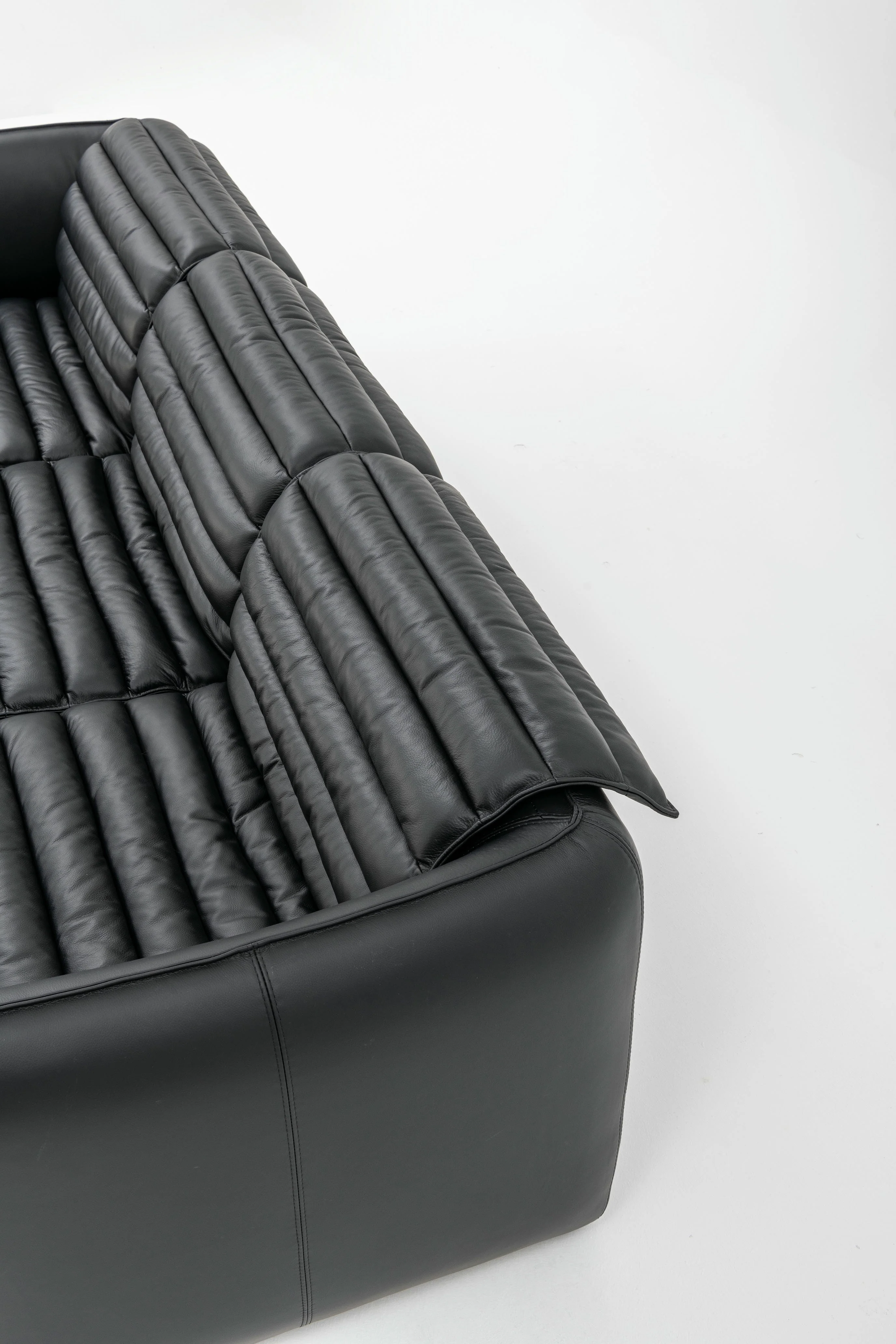 Airframe Sofa 4 Seater - Image 12