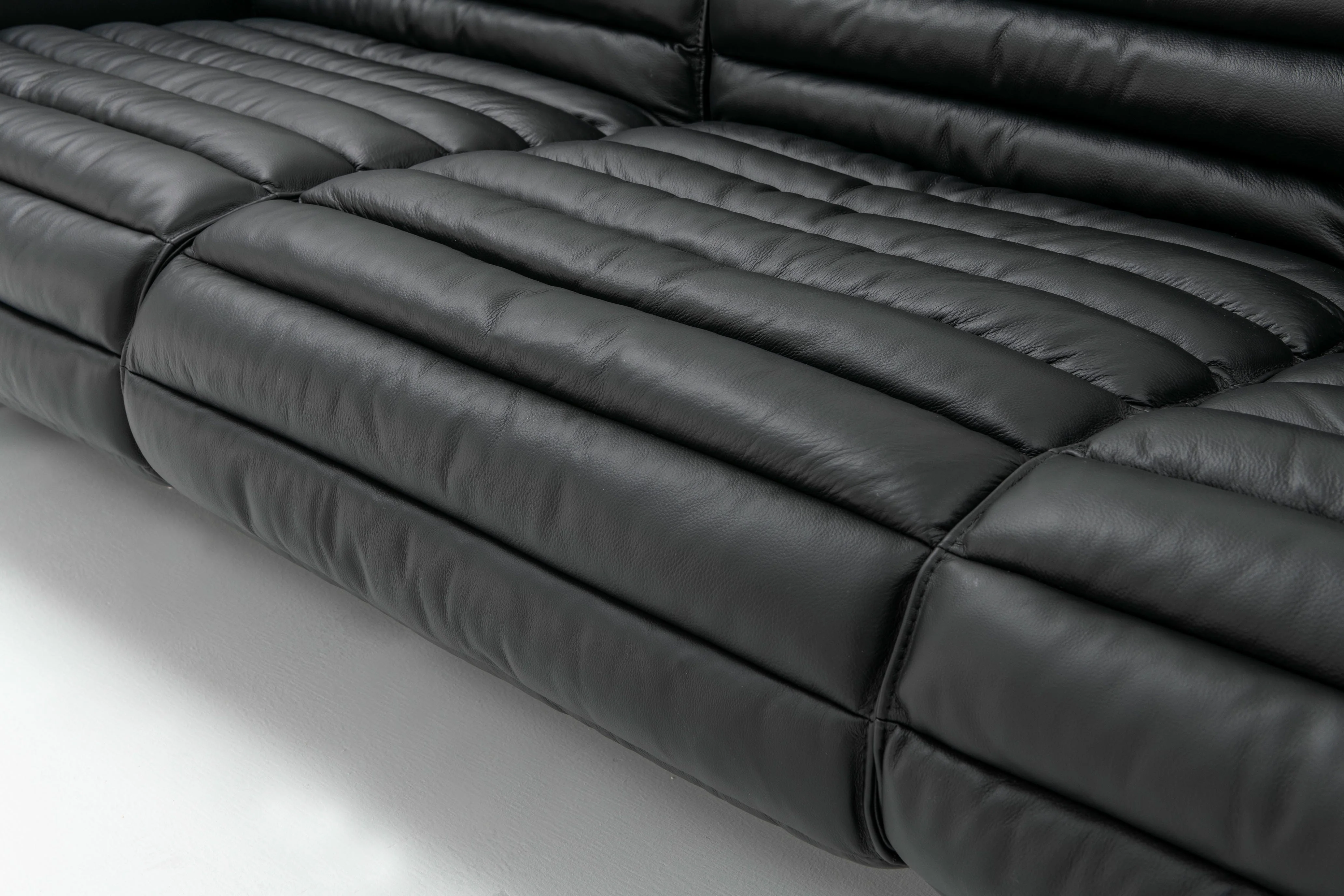 Airframe Sofa 4 Seater - Image 4