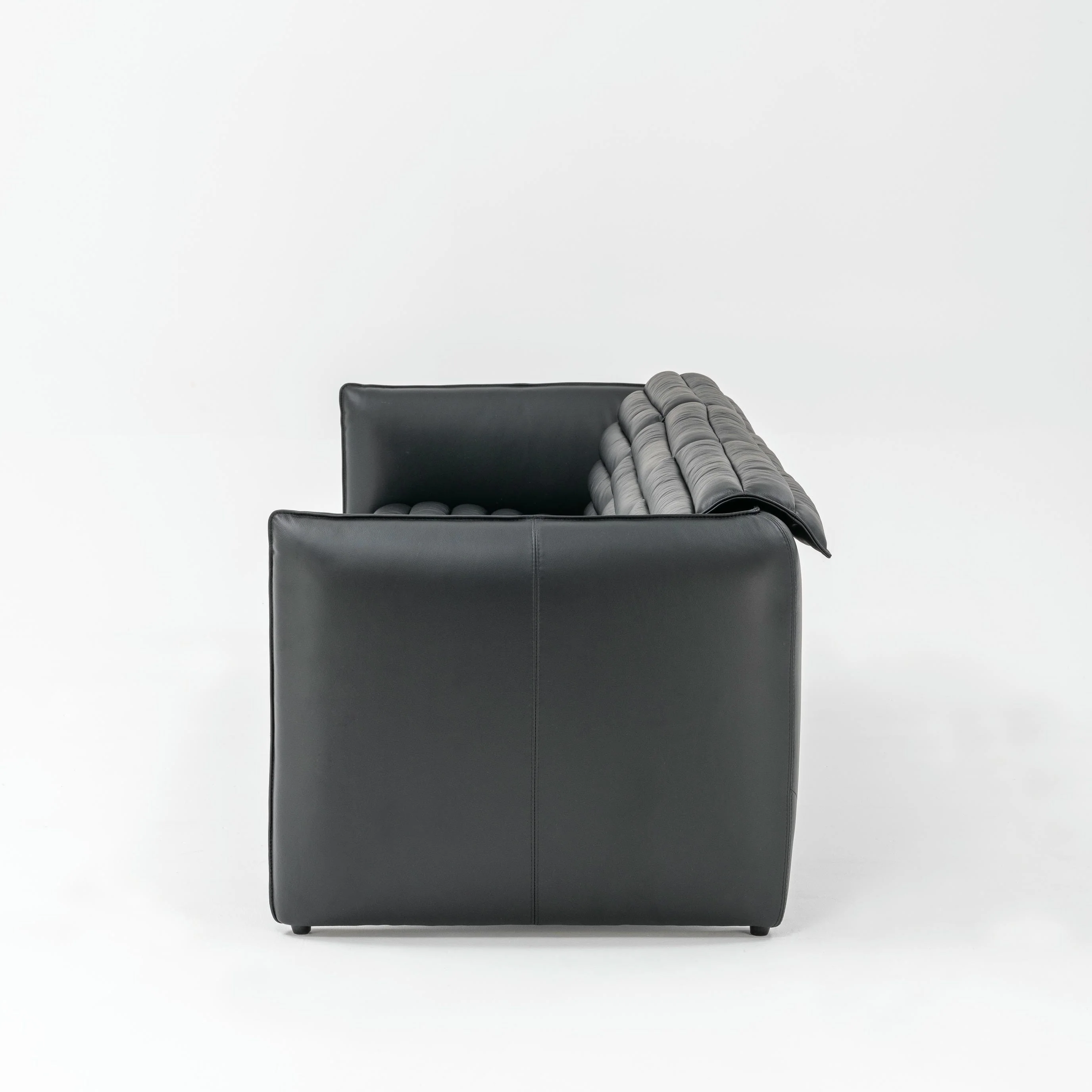 Airframe Sofa 4 Seater - Image 9